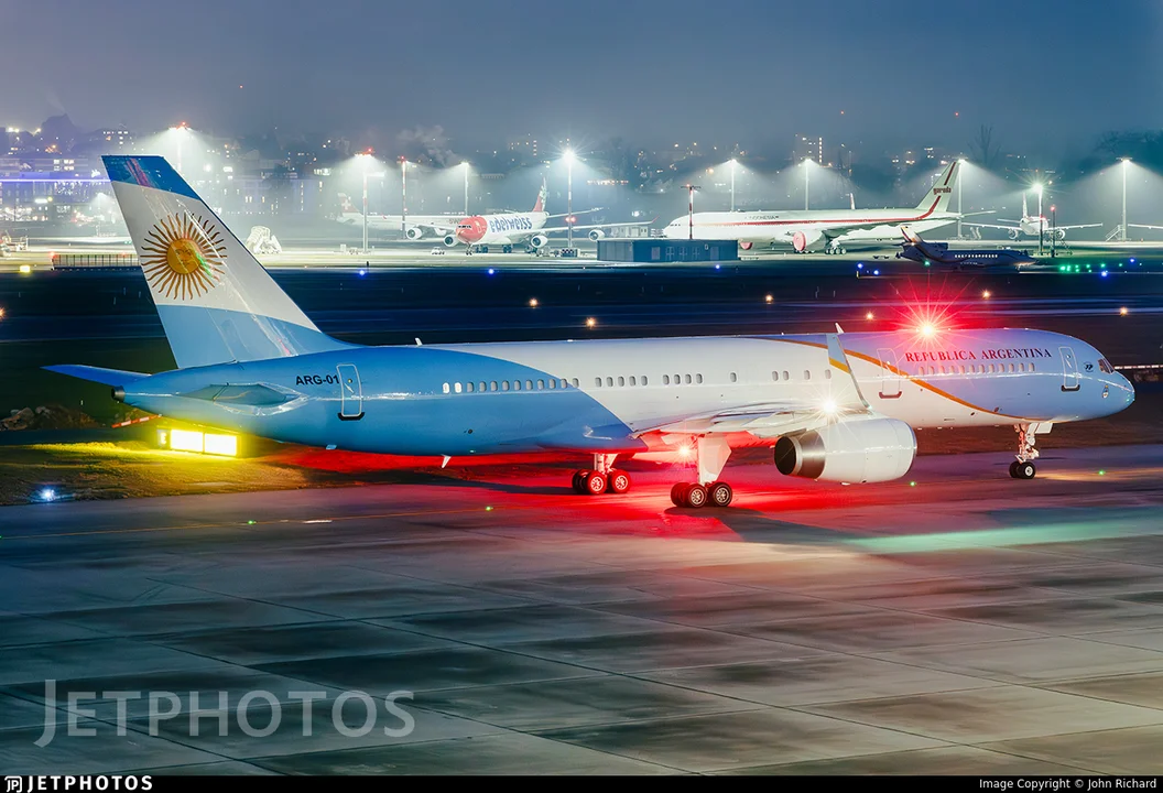Milei regresa al país tras su paso por Hungría y prevé arribar el domingo por la mañana