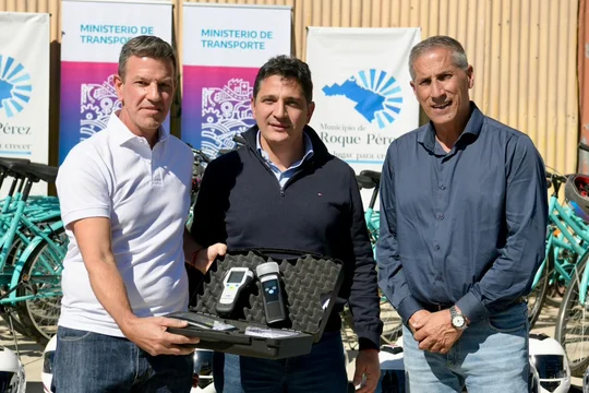 Operativo vial en Roque Pérez: entregaron cascos, bicicletas y equipos de control