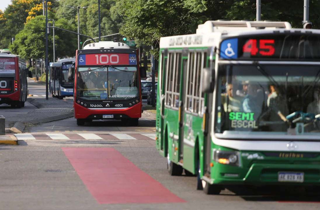 Suben las tarifas y caen los pasajeros: el transporte en el AMBA pierde usuarios
