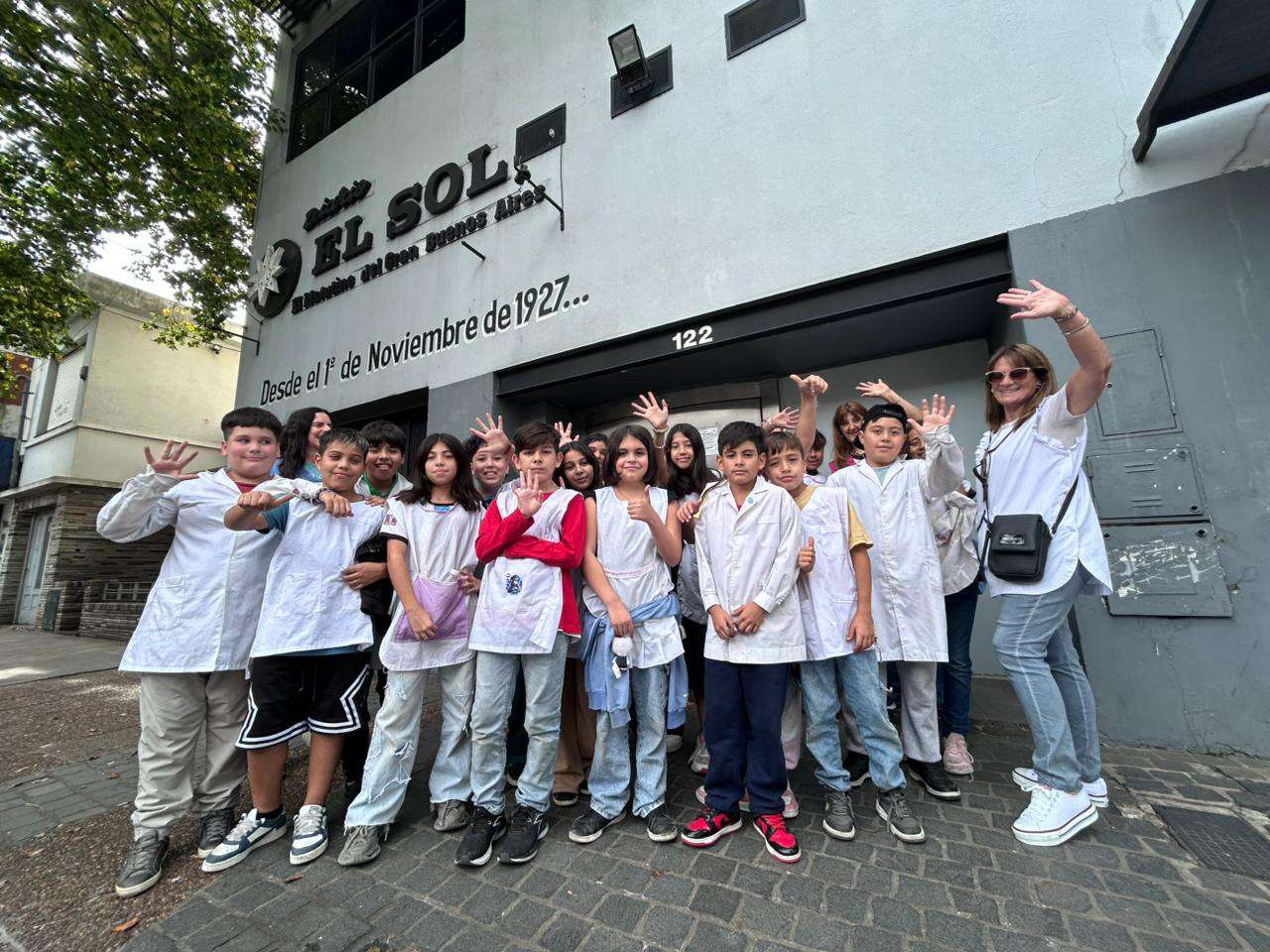 La Escuela Primaria N.º 23 “Guillermo Almirante Brown” de Bernal realizó una visita didáctica a las instalaciones de Diario El Sol S.A. y la Radio FM SUR 88.9, en el marco del proyecto institucional “Voces que piensan”, una propuesta que busca acercar a los alumnos al universo de los medios de comunicación a través de la participación activa. Durante la jornada, los estudiantes de 5.º B, junto a sus compañeros de 5.º A, continuaron desarrollando una experiencia que ya había tenido un momento destacado: la transmisión en vivo del programa “Voces con Memoria”, en el que abordaron una temática de fuerte contenido histórico como los 50 años del golpe militar en Argentina. Guiados por el fotoperiodista Luis Martín, los alumnos recorrieron la redacción del diario, el archivo y los estudios de radio, donde incluso pudieron presenciar una audición en vivo. La experiencia les permitió conocer de primera mano cómo se produce la información, cómo se construyen las noticias y cuál es el rol del periodismo en la sociedad. El proyecto “Voces que piensan” es el resultado de un trabajo interdisciplinario que involucra a maestras, profesores, la bibliotecaria y el equipo de medios de apoyo técnico pedagógico, consolidando una propuesta educativa integral que articula comunicación, historia y pensamiento crítico. La visita estuvo acompañada por la docente de 5.º B, Andrea; la maestra bibliotecaria Miriam; y la EMATP María Elsa, quienes destacaron el valor de estas experiencias para fortalecer el aprendizaje fuera del aula. Fundada en 1909, la institución cuenta con una larga trayectoria en la formación educativa de la comunidad. En esta oportunidad, participaron un total de 23 alumnos, quienes vivieron una jornada distinta, en la que el aprendizaje se transformó en experiencia directa y significativa.