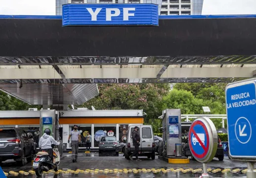 YPF define esta semana si vuelve a aumentar los combustibles tras el fin del congelamiento parcial