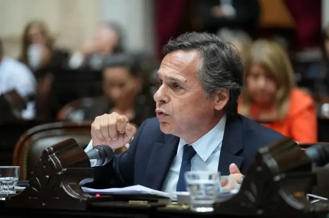 Giuliano presentó un proyecto para frenar la quita del transporte gratuito a personas con discapacidad