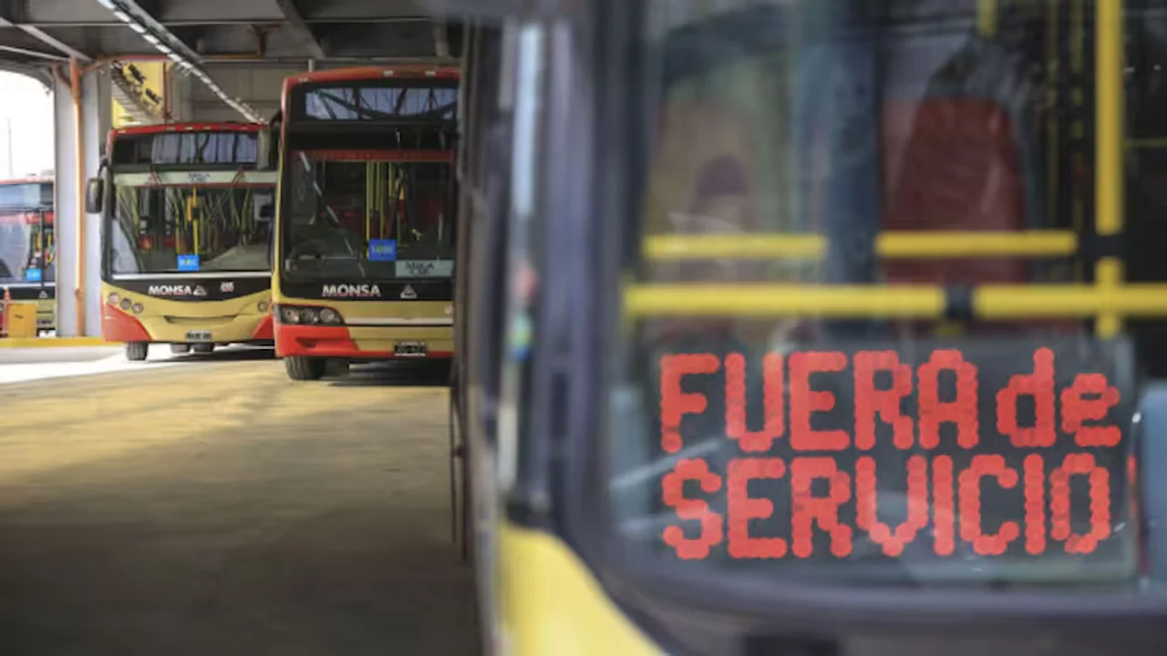 Paro de colectivos en el AMBA: varias líneas funcionan con servicio reducido por falta de pago