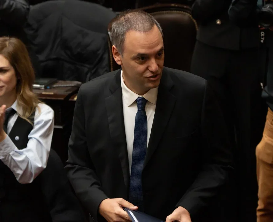 Caso Adorni: el contratista que remodeló su casa le respondió a Milei y negó ser kirchnerista