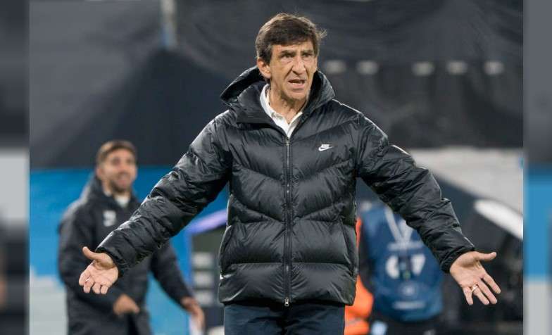 Costas quedó golpeado tras la eliminación de Racing y evitó hablar de renuncia