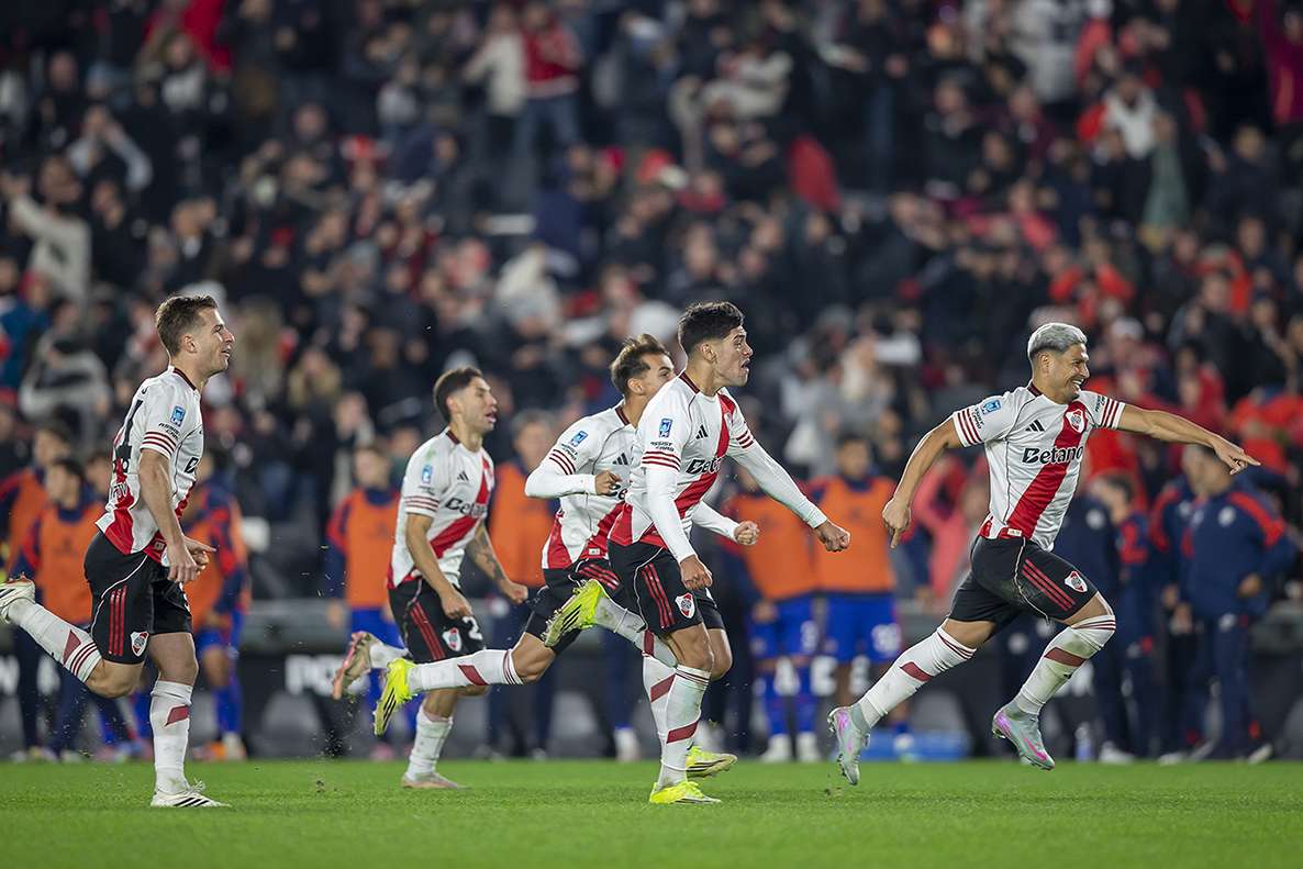 River sobrevivió en una noche increíble y eliminó a San Lorenzo por penales