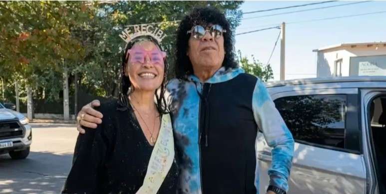 Festejo inolvidable en Córdoba: una egresada celebraba su título y terminó abrazada por La Mona Jiménez