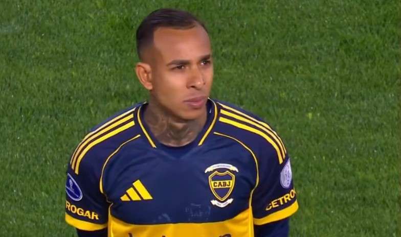 El regreso de Sebastián Villa a La Bombonera estuvo marcado por silbidos y un clima dividido