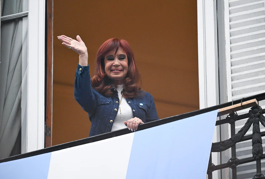 Causa Vialidad: oficializaron el embargo del departamento donde Cristina Kirchner cumple su condena