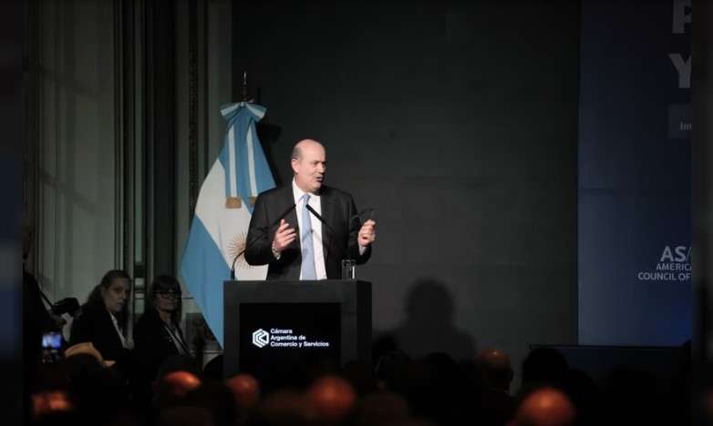 Sturzenegger reconoció la caída del empleo formal y atribuyó el fenómeno al crecimiento del monotributo
