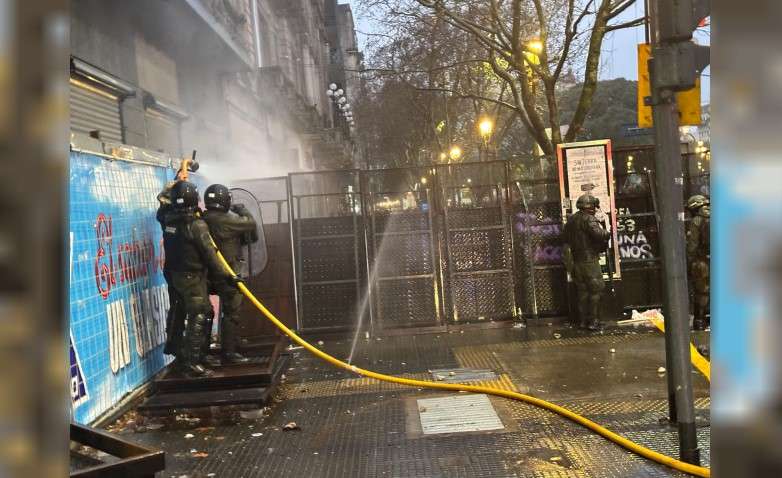 Incidentes frente al Congreso durante la protesta contra la Ley de Propiedad Privada: hubo detenidos y enfrentamientos