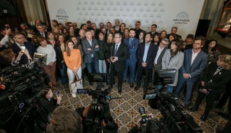La nueva oposición unida dio otro paso y pidió formalmente una sesión para el 9 de septiembre