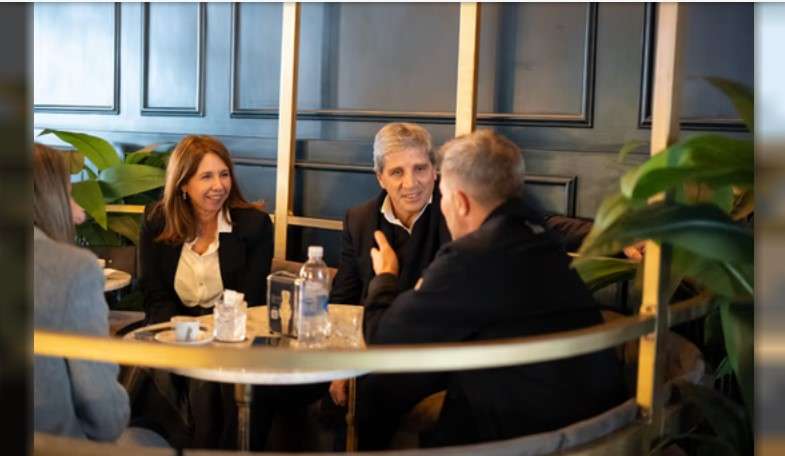 Caputo visitó una heladería y recibió un reclamo por la economía