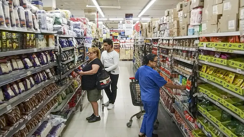El consumo masivo volvió a caer en agosto y acumula ocho meses consecutivos de retroceso