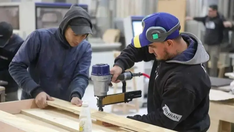 Trabajar más y cobrar menos: se profundiza la brecha de ingresos entre los trabajadores argentinos