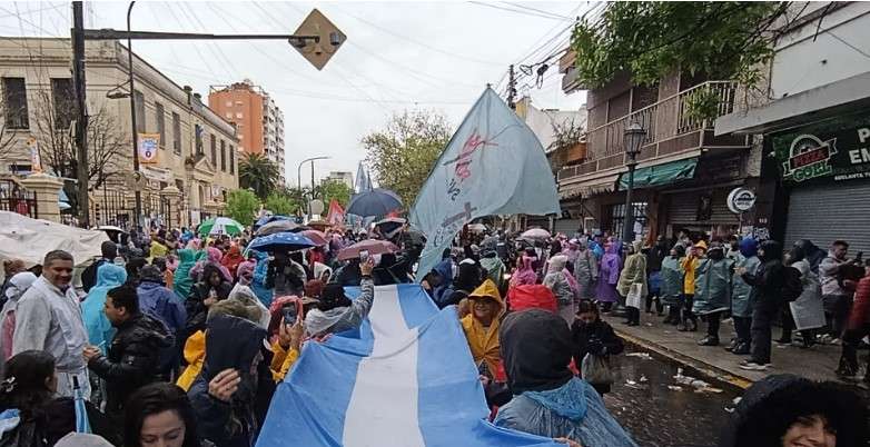 Miles de fieles siguen camino a Luján tras una jornada marcada por la lluvia