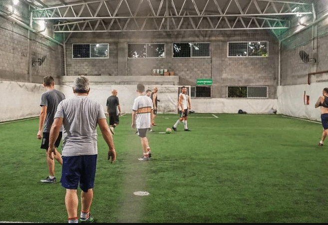 Jugar al fútbol con amigos cuesta hasta $23.500 por persona y puede superar los $60.000 mensuales