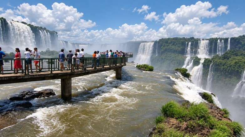 Iguazú mantiene el monitoreo permanente por la crecida del río y restringe el acceso a las Cataratas